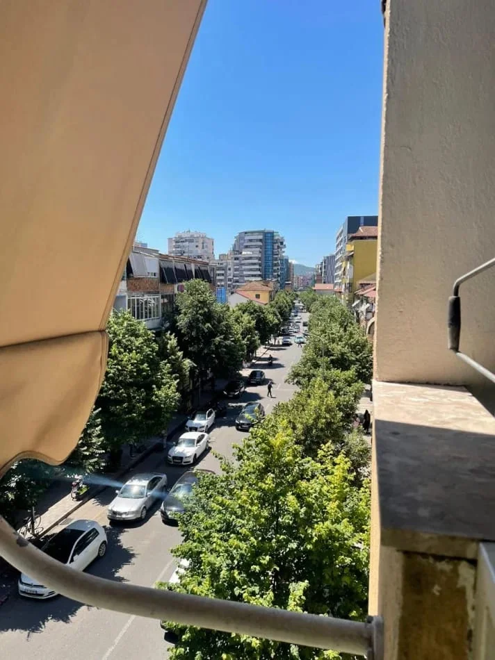 Tirane, jepet me qera apartament 1+1+Ballkon Kati 4, 65 m² 650 € (Rruga e Dibres)