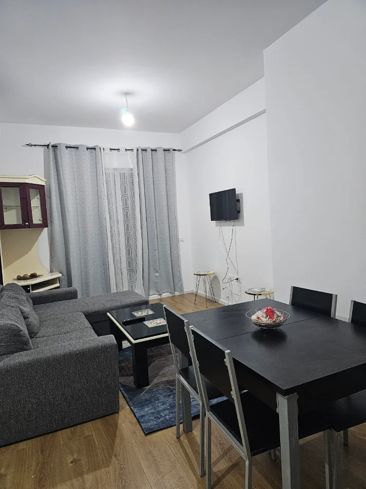Tirane, jepet me qera apartament 1+1 , 60 m² 430 € (Ali Demi)