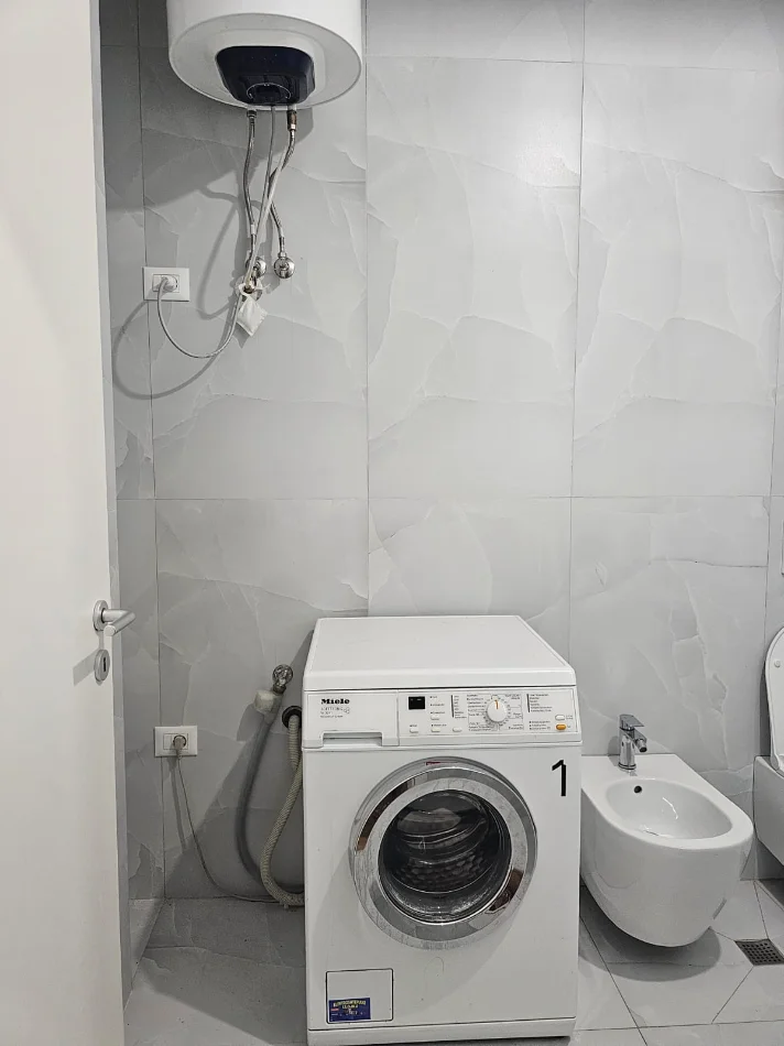 Tirane, jepet me qera apartament 1+1 , 60 m² 430 € (Ali Demi)