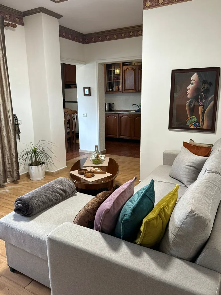 JEPET ME QERA APARTAMENT SHUME I BUKUR  TEK PAZARI I RI , 650 EURO