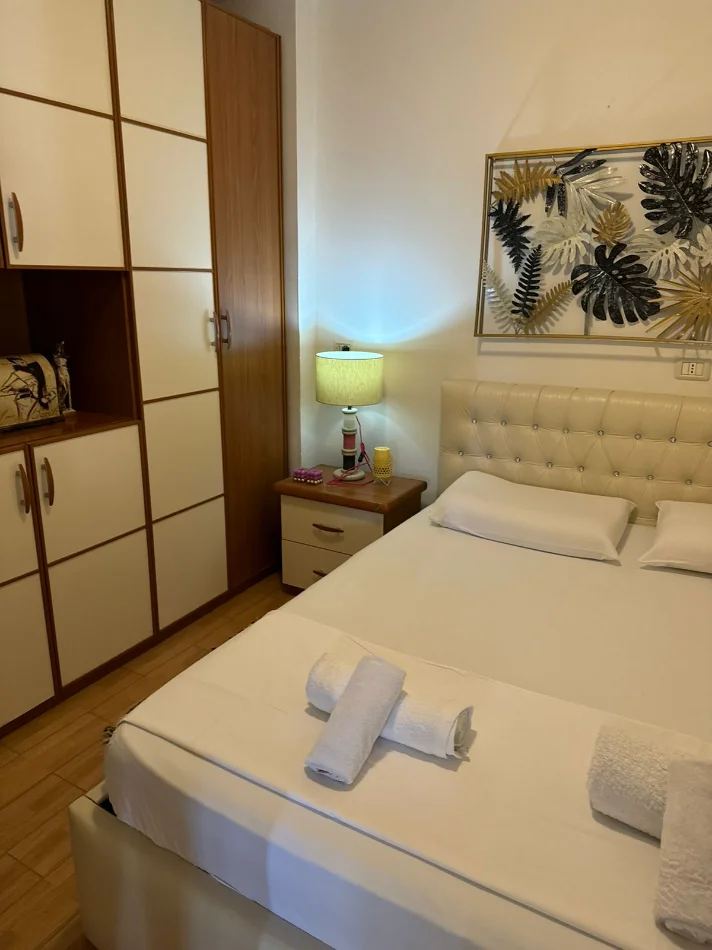 JEPET ME QERA APARTAMENT SHUME I BUKUR  TEK PAZARI I RI , 650 EURO