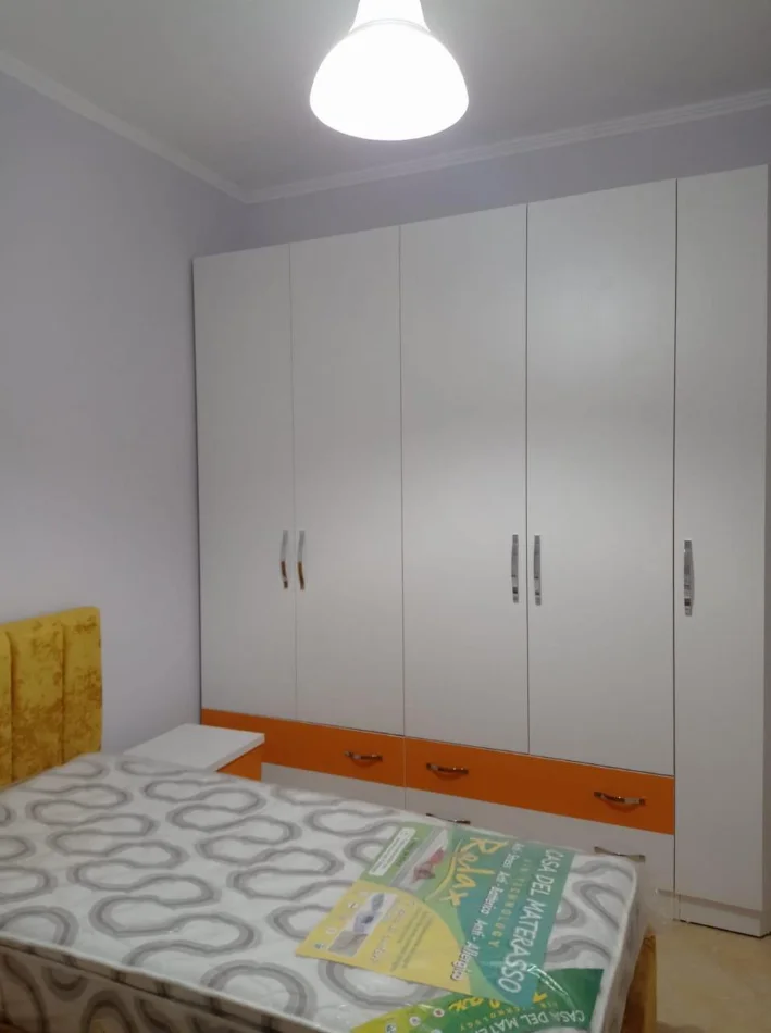 Tirane, jepet me qera apartament 2+1 Kati 2, 80 m² 520 € (PORCELANI)