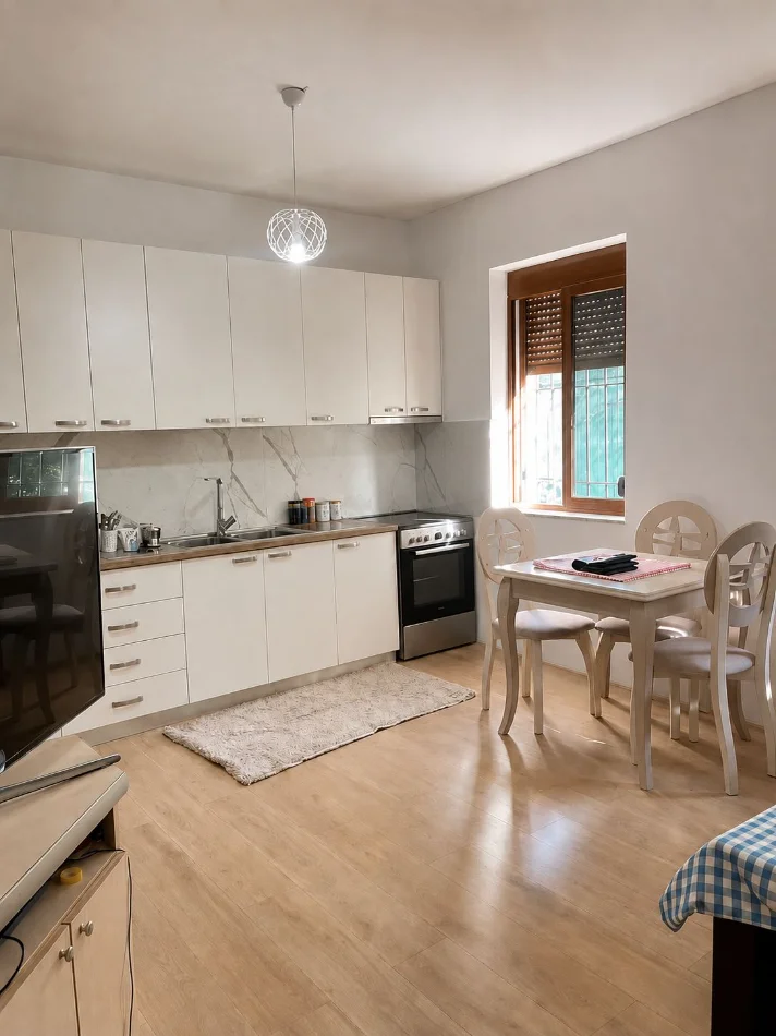 Tirane, jepet me qera apartament 2+1 Kati 1, 100 m² 500 € (PRANE XHAMISE)