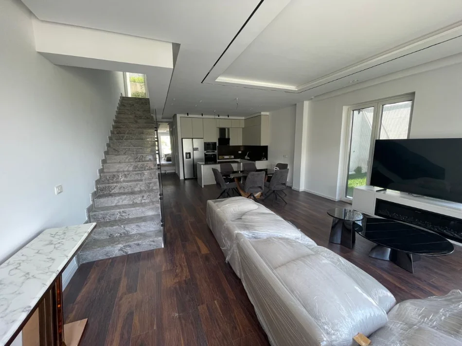 Tirane, jepet me qera Vile 3+1 , 252 m² 4.500 €