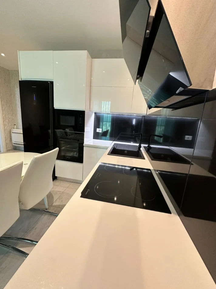Tirane, jepet me qera apartament 2+1+Ballkon Kati 19, 120 m² 1.500 € (Ambasador 3, Tirane)