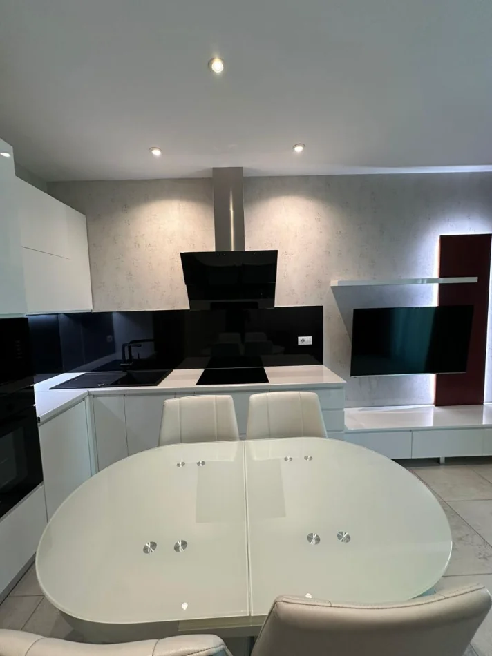 Tirane, jepet me qera apartament 2+1+Ballkon Kati 19, 120 m² 1.500 € (Ambasador 3, Tirane)