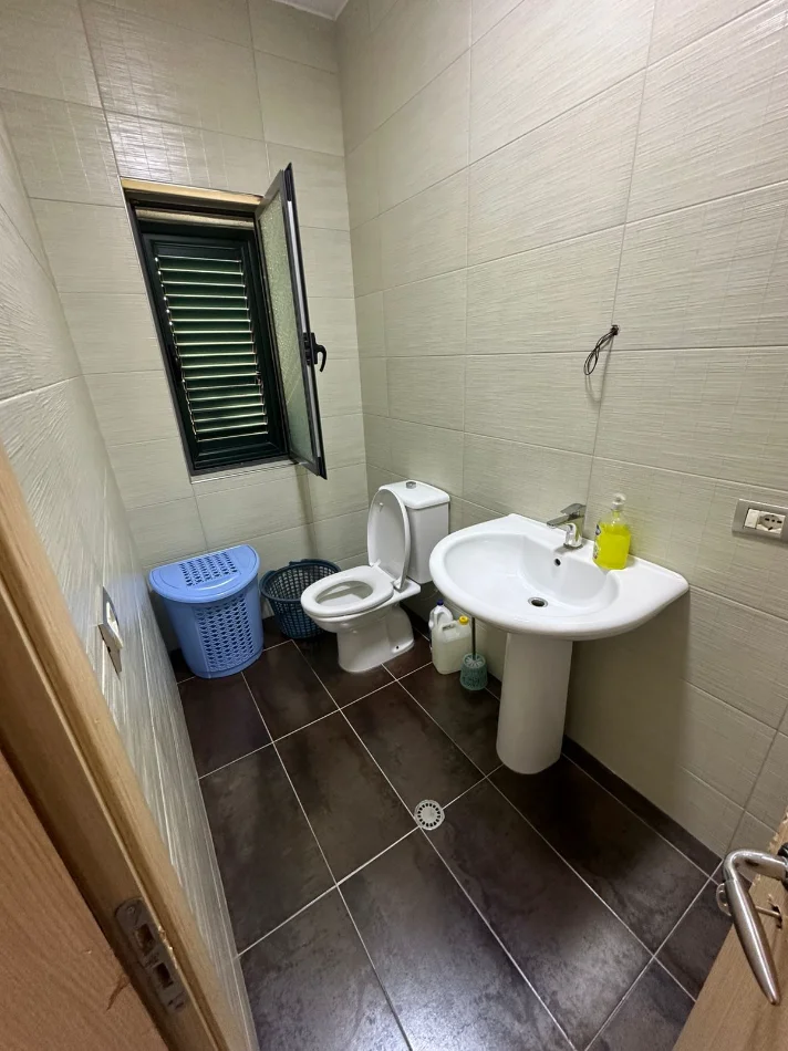 Tirane, jepet me qera apartament 3+1+Ballkon Kati 2, 190 m² 500 € (Rruga Prengaj)