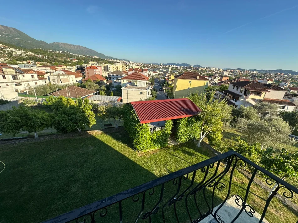 Tirane, jepet me qera apartament 3+1+Ballkon Kati 2, 190 m² 500 € (Rruga Prengaj)