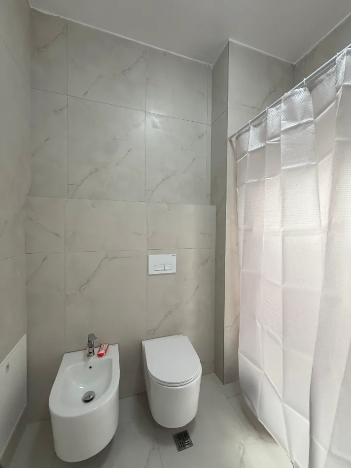 JEPET ME QIRA Apartament 1+1+bllk  📍Rezidenca Kadiu, Ali Dem 💶 Çmimi: 450€