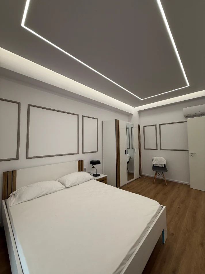 Tirane, jepet me qera apartament 1+1+Ballkon Kati 4, 500 € (Ali Dem)