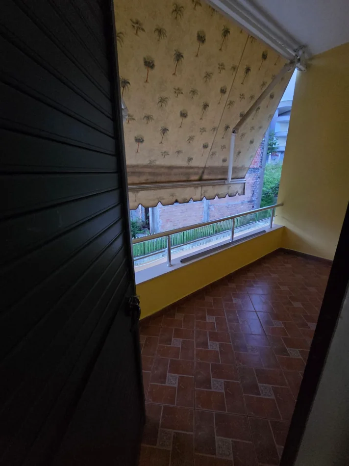 Tirane, jepet me qera apartament 3+1 , 90 m² 300 € (TE INSITUTI I FIZIKES BERTHAMORE)