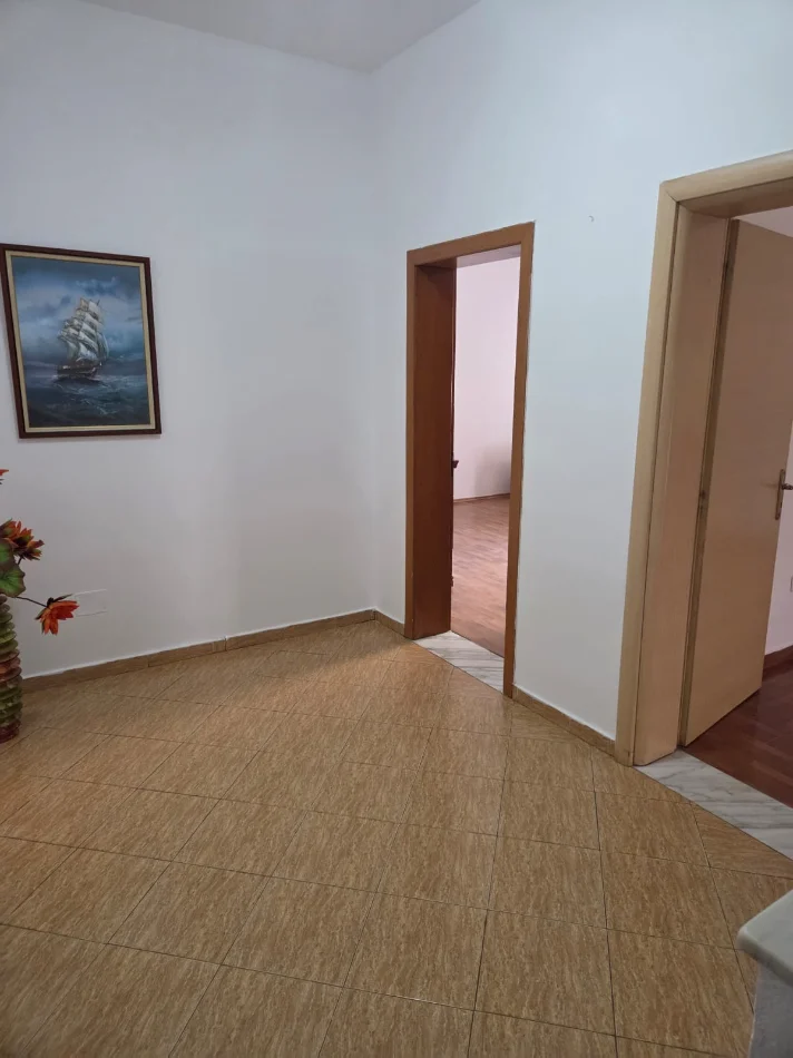 Tirane, jepet me qera apartament 3+1 , 90 m² 300 € (TE INSITUTI I FIZIKES BERTHAMORE)