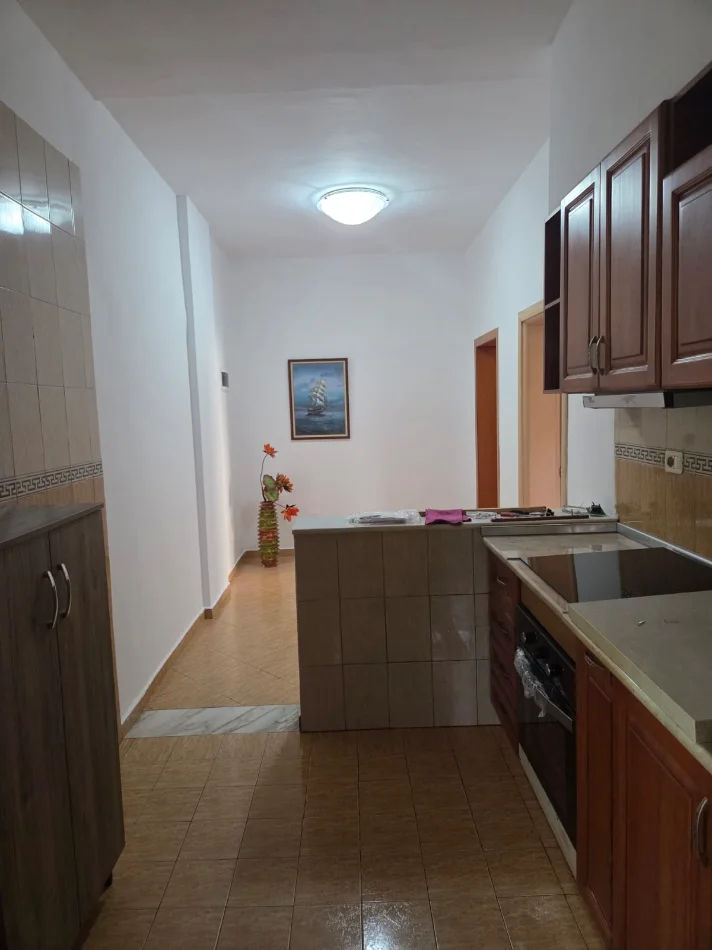 Tirane, jepet me qera apartament 3+1 , 90 m² 300 € (TE INSITUTI I FIZIKES BERTHAMORE)