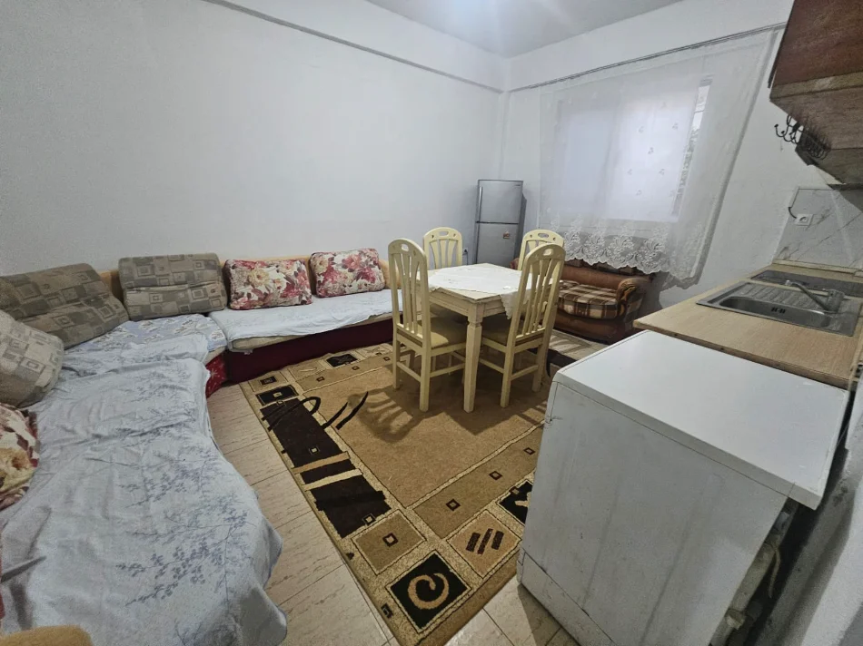 Tirane, jepet me qera apartament 1+1 Kati 1, (Materniteti i Ri)