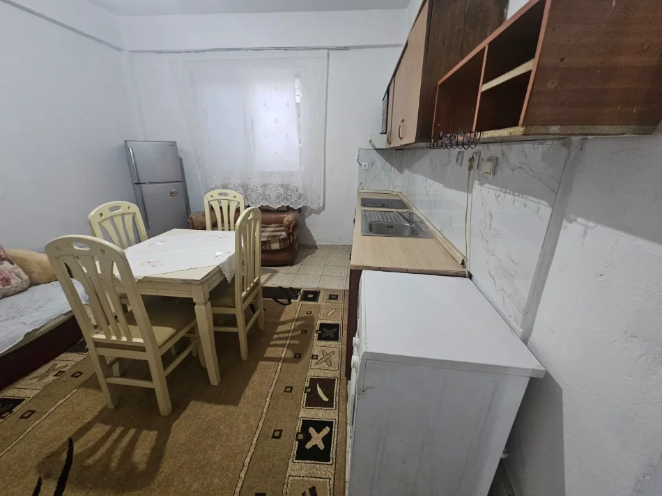 Tirane, jepet me qera apartament 1+1 Kati 1, (Materniteti i Ri)