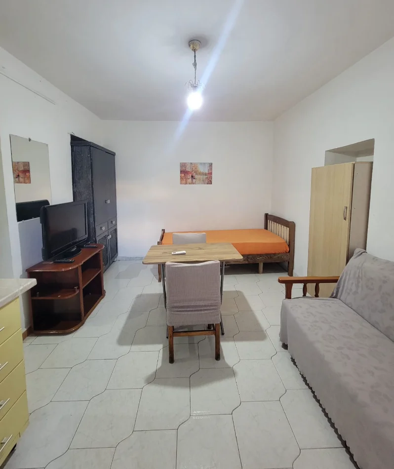 Tirane, jepet me qera apartament 1+1 Kati 1, 39 m² 280 € (Xhamllik)