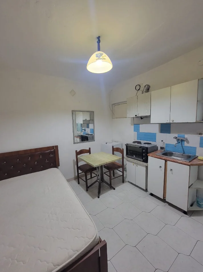 Tirane, jepet me qera apartament 1+1 Kati 1, 35 m² 250 € (Xhamllik)