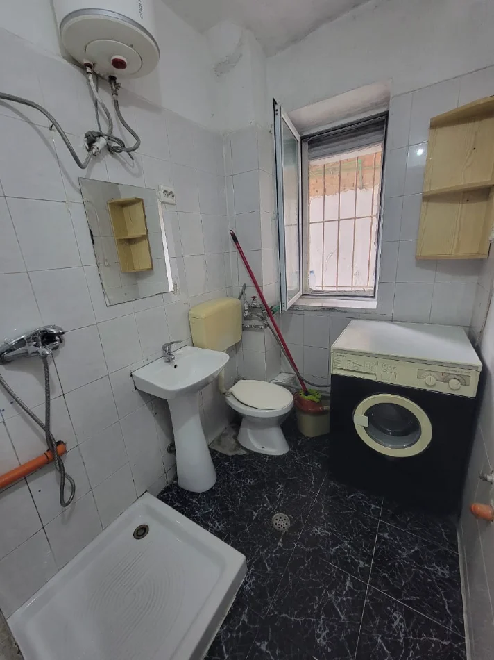 Tirane, jepet me qera apartament 1+1 Kati 1, 35 m² 250 € (Xhamllik)