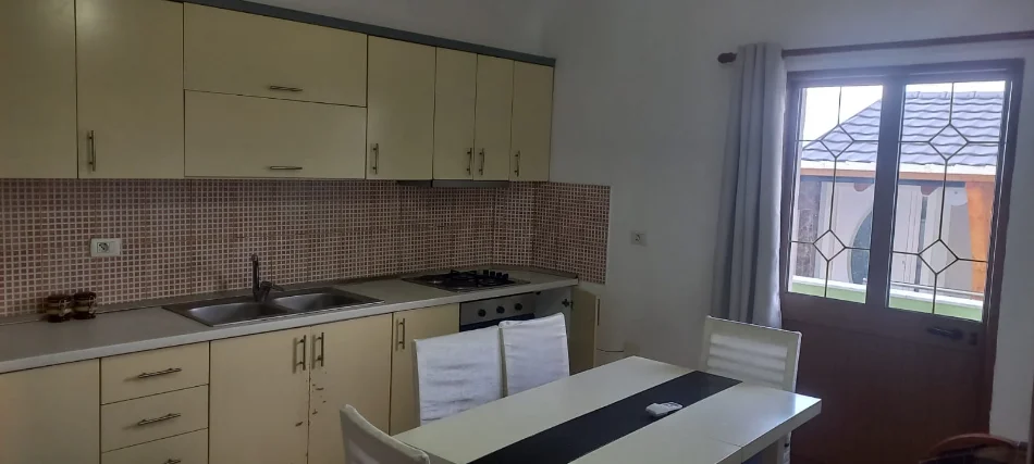 Tirane, jepet me qera apartament 2+1+Ballkon Kati 2, 80 m² 400 € (VILAT GJERMANE)