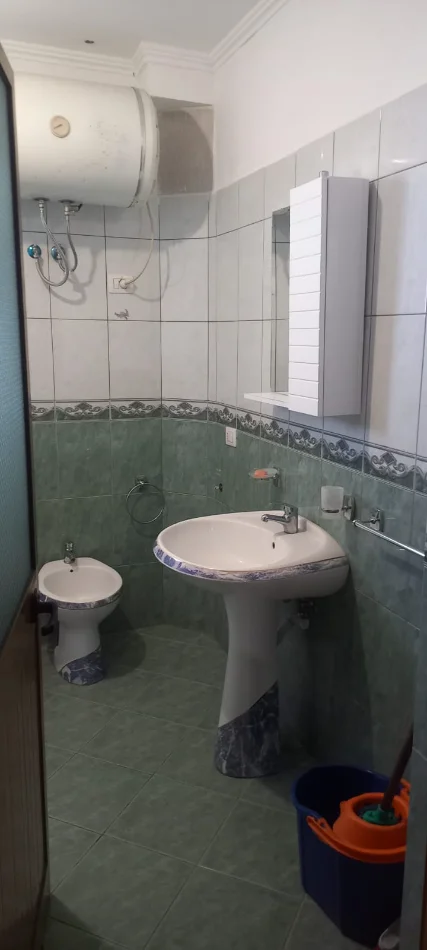 Tirane, jepet me qera apartament 2+1+Ballkon Kati 2, 80 m² 400 € (VILAT GJERMANE)
