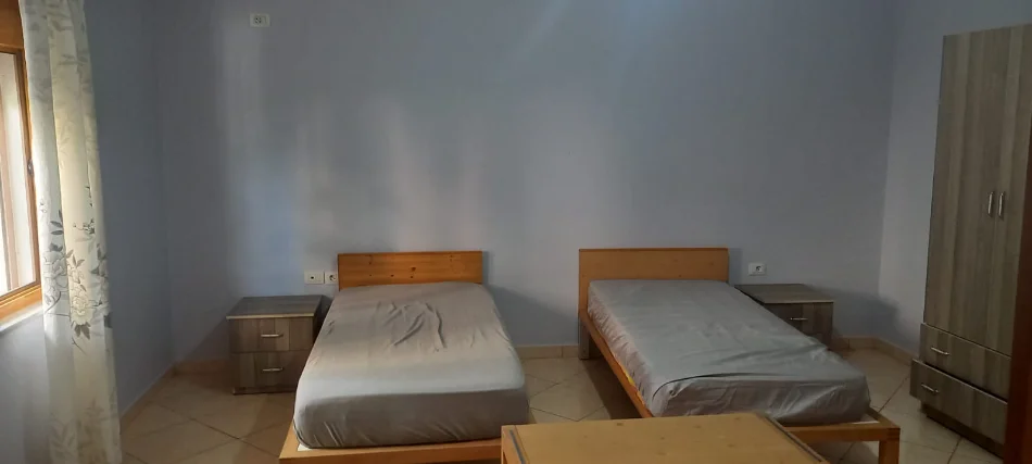 Tirane, jepet me qera apartament 2+1+Ballkon Kati 2, 80 m² 400 € (VILAT GJERMANE)
