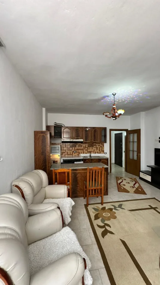 Durres, jepet me qera apartament 1+1+Ballkon Kati 9, 80 m² 350 € (kazazi)