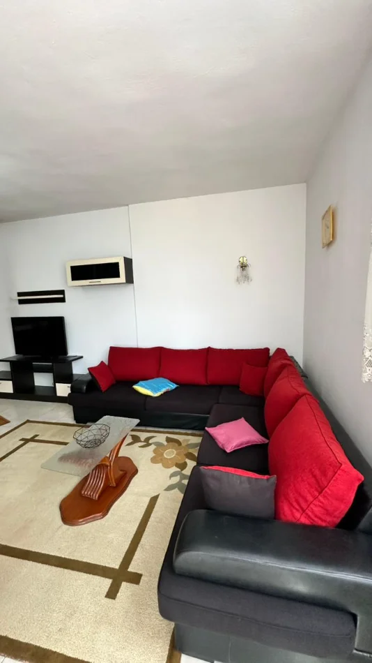 Durres, jepet me qera apartament 1+1+Ballkon Kati 9, 80 m² 350 € (kazazi)