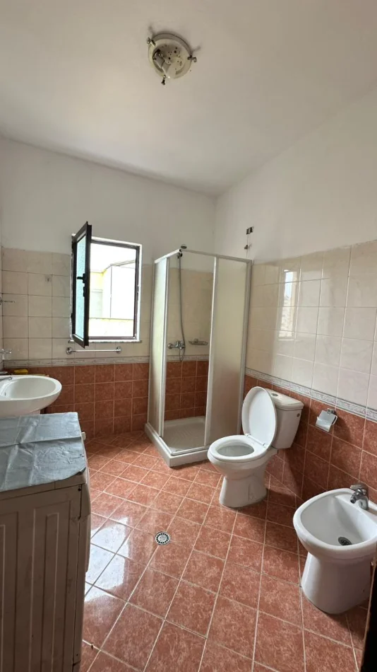 Durres, jepet me qera apartament 1+1+Ballkon Kati 9, 80 m² 350 € (kazazi)