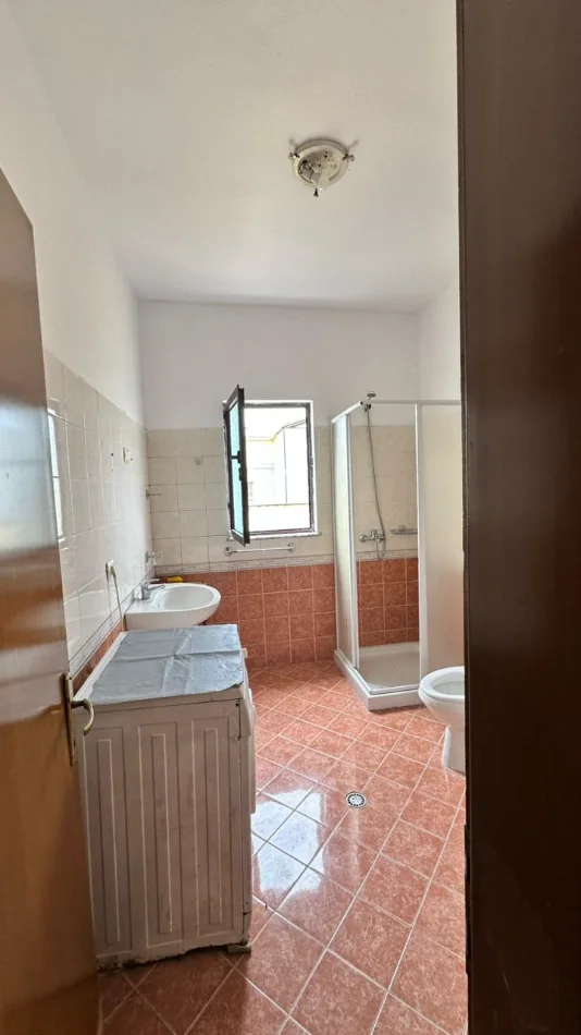 Durres, jepet me qera apartament 1+1+Ballkon Kati 9, 80 m² 350 € (kazazi)