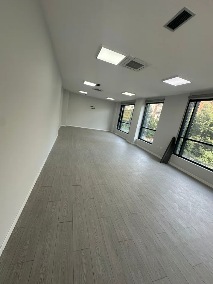 Tirane, jepet me qera zyre , 404 m² 5.000 € (Rruga Hoxha Tahsim)