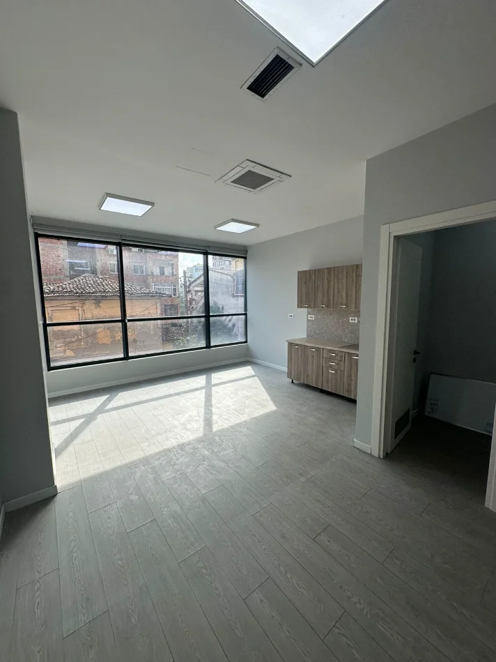 Tirane, jepet me qera zyre , 404 m² 5.000 € (Rruga Hoxha Tahsim)