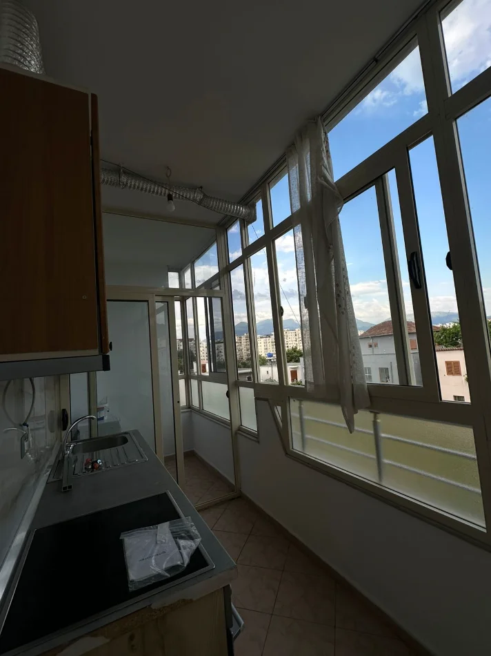 Tirane, jepet me qera apartament 1+1 Kati 2, 65 m² 300 € (Rruga Gani Toptani)