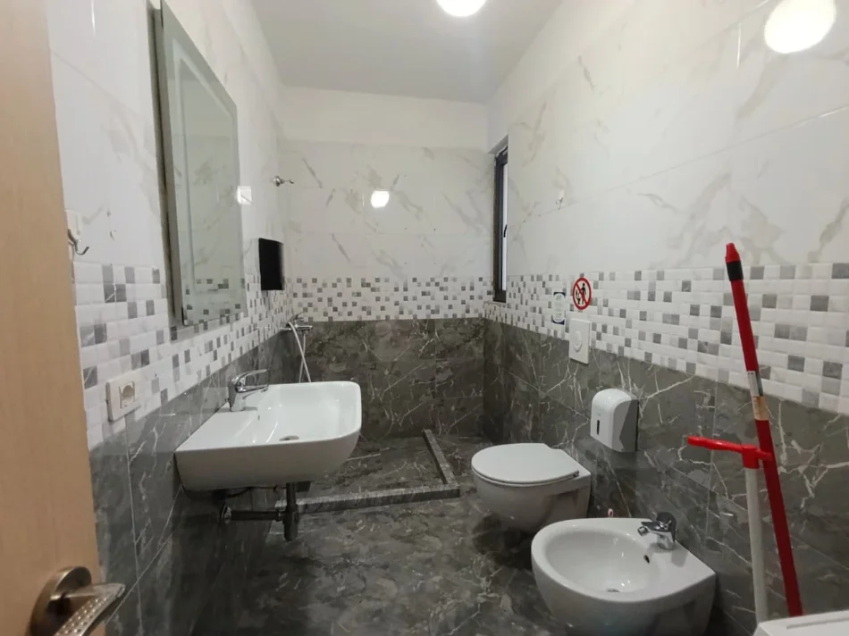 Tirane, jepet me qera apartament 2+1+Ballkon Kati 1, 94 m² 650 €