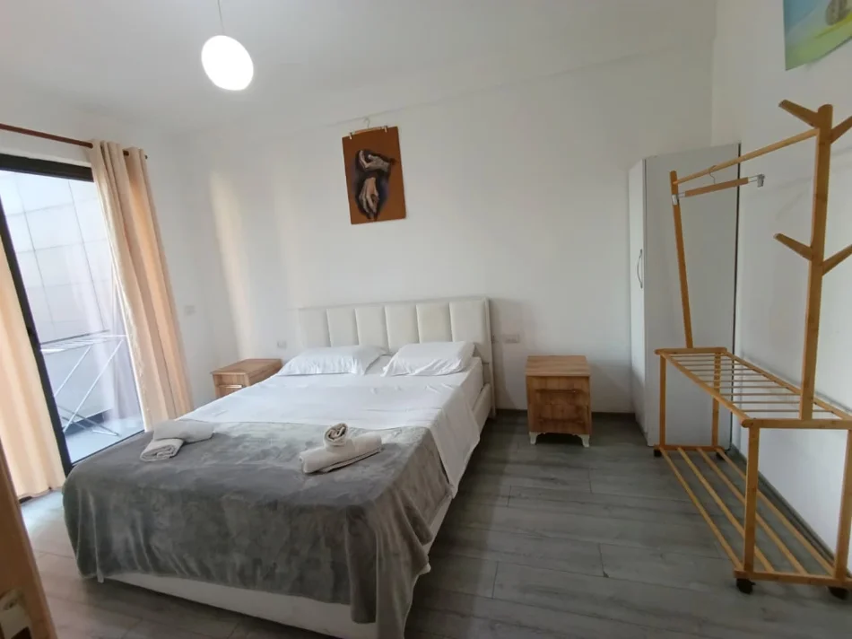 Tirane, jepet me qera apartament 2+1+Ballkon Kati 1, 94 m² 650 €