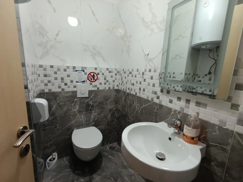 Tirane, jepet me qera apartament 2+1+Ballkon Kati 1, 94 m² 650 €