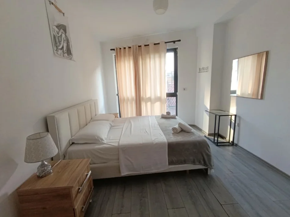 Tirane, jepet me qera apartament 2+1+Ballkon Kati 1, 94 m² 650 €