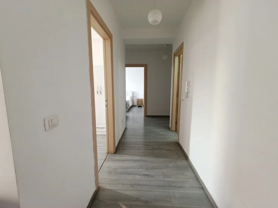 Tirane, jepet me qera apartament 2+1+Ballkon Kati 1, 94 m² 650 €