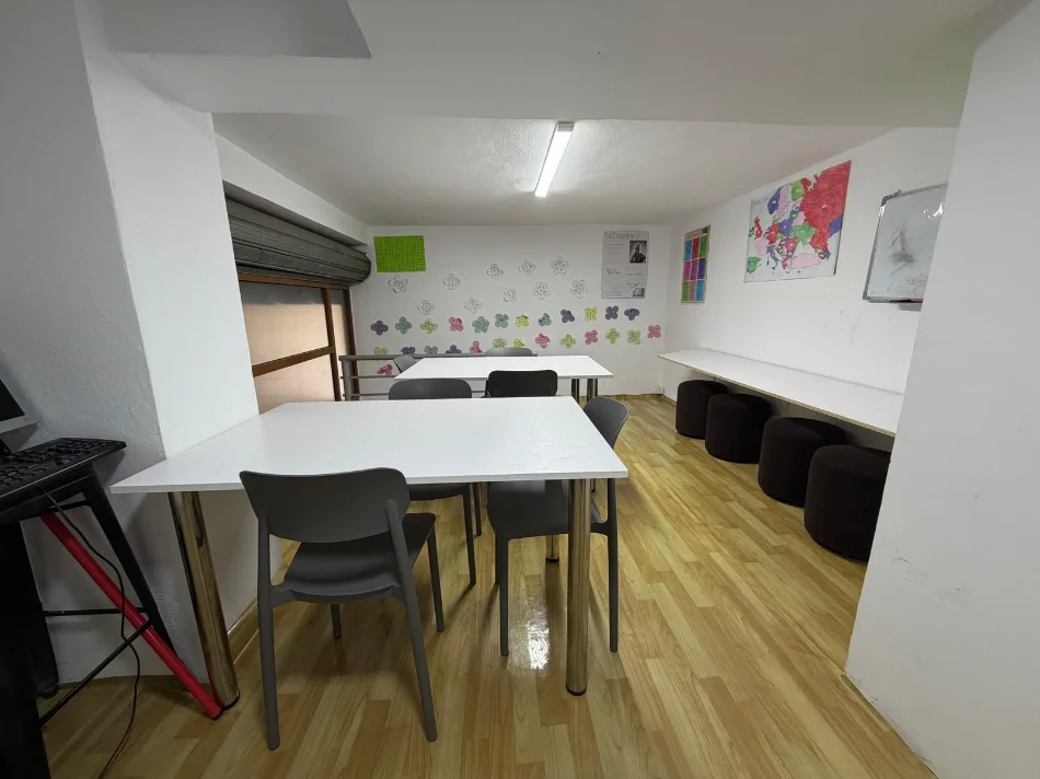 Tirane, jepet me qera ambjent biznesi , 200 € 