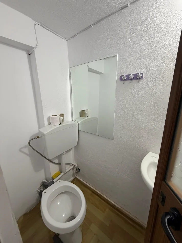 Tirane, jepet me qera ambjent biznesi , 200 € 