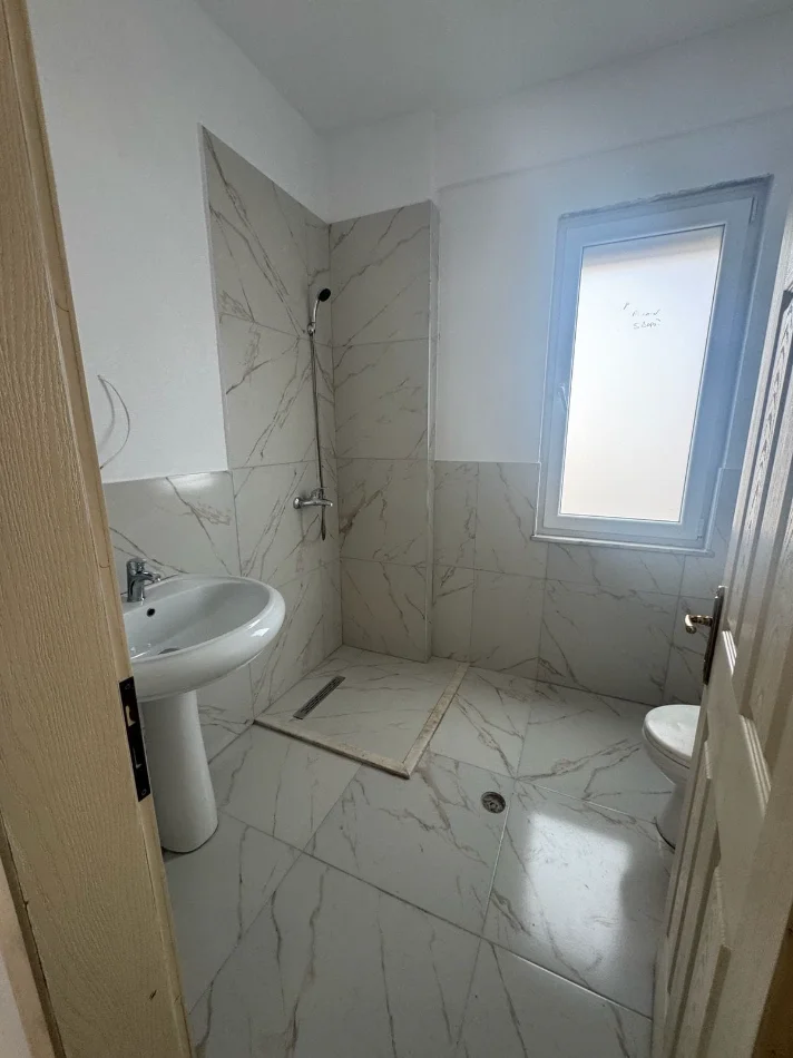 Tirane, shes apartament 2+1 Kati 4, 115 m² 135.000 € (kthesa e kamezes)