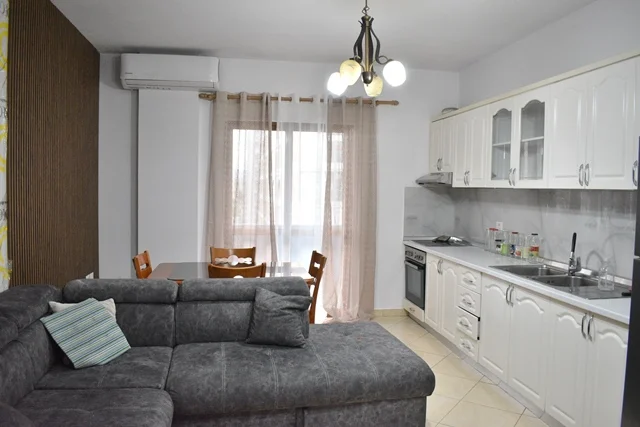 Tirane, jepet me qera apartament 2+1+Ballkon Kati 4, 105 m² 650 € 