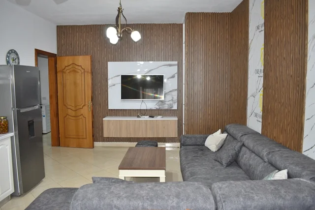 Tirane, jepet me qera apartament 2+1+Ballkon Kati 4, 105 m² 650 € 