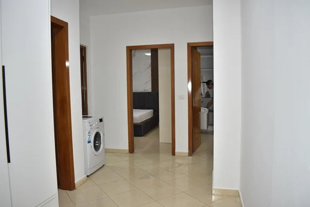 Tirane, jepet me qera apartament 2+1+Ballkon Kati 4, 105 m² 650 € 
