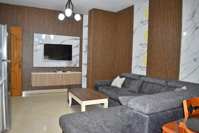 Tirane, jepet me qera apartament 2+1+Ballkon Kati 4, 105 m² 650 € 