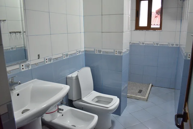 Tirane, jepet me qera apartament 2+1+Ballkon Kati 4, 105 m² 650 € 