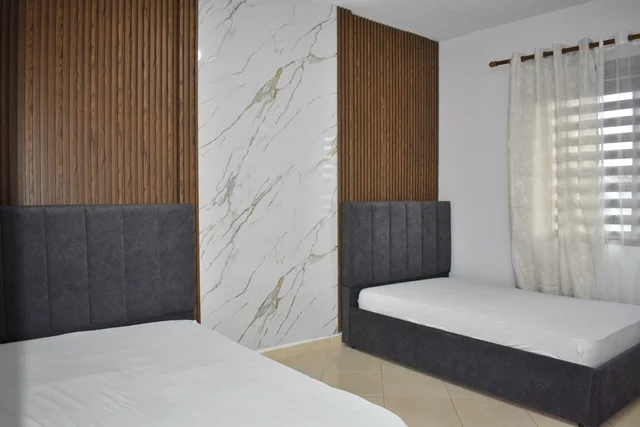 Tirane, jepet me qera apartament 2+1+Ballkon Kati 4, 105 m² 650 € 