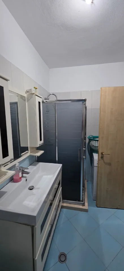 Tirane, jepet me qera apartament 2+1 , 90 m² 500 € (Astir,Prane Bohem)