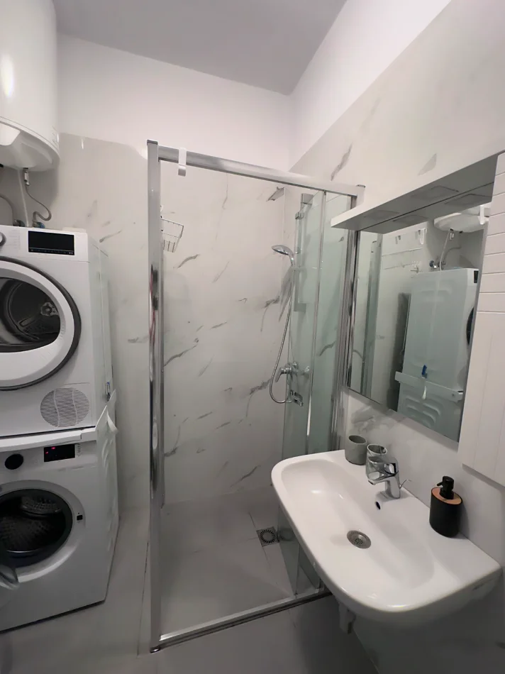 Tirane, jepet me qera apartament 2+1+Ballkon Kati 2, 116 m² 1.600 € (rruga e barrikadave)