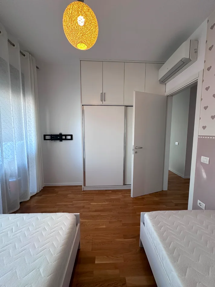 Tirane, jepet me qera apartament 2+1+Ballkon Kati 2, 116 m² 1.600 € (rruga e barrikadave)