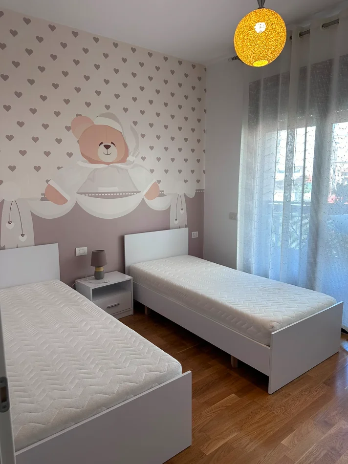 Tirane, jepet me qera apartament 2+1+Ballkon Kati 2, 116 m² 1.600 € (rruga e barrikadave)